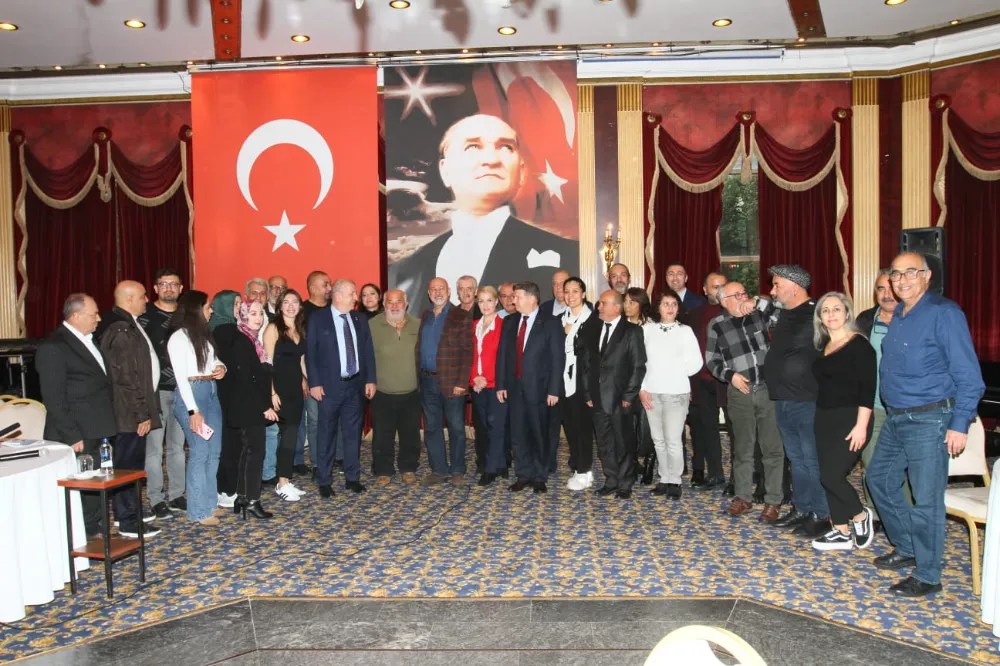 Ümit Özdağ, İstanbul Gazete ve Haberciler Federasyonu ile kahvaltıda bir araya geldi.