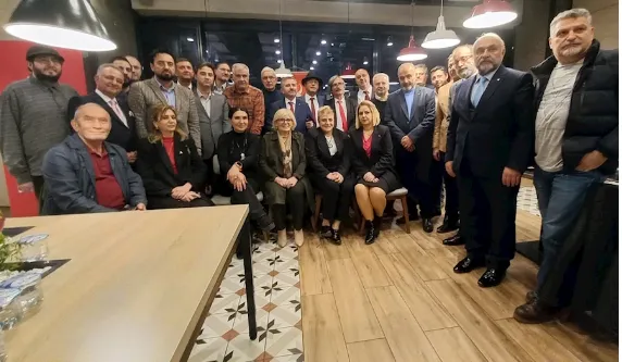 Gazeteciler belediye başkan adaylarını iftar da buluşturdu