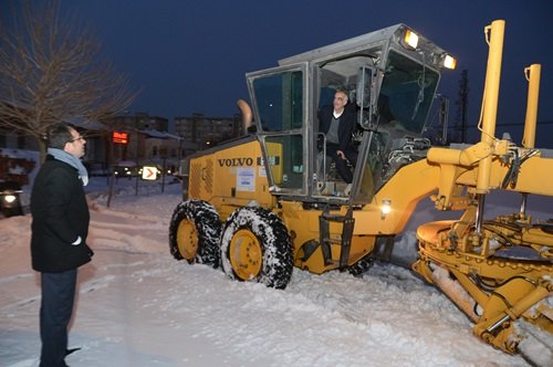Belediye ekipleri Beylikdüzü`nü kardan temizledi