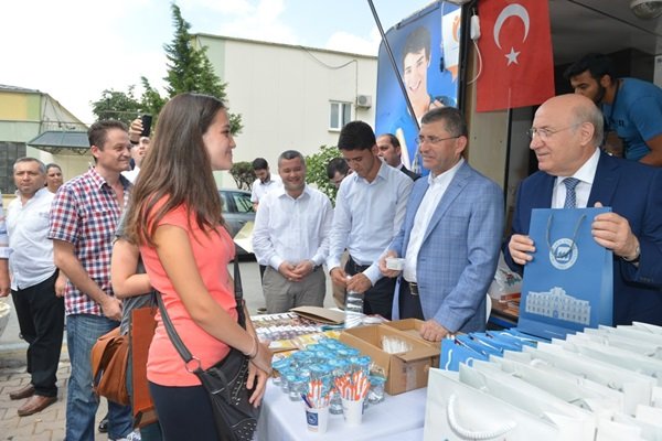 Başkan Türkmen, dondurma ikram etti