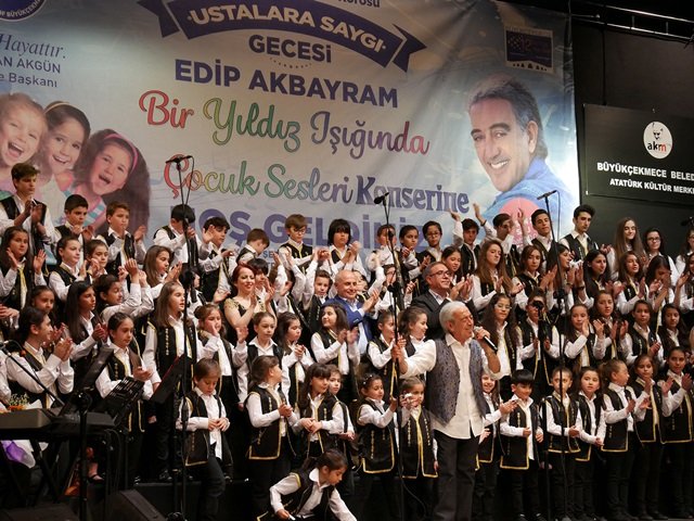 Büyükçekmeceli çocuklar, Edip Akbayram`a unutamayacağı bir gece yaşattı 