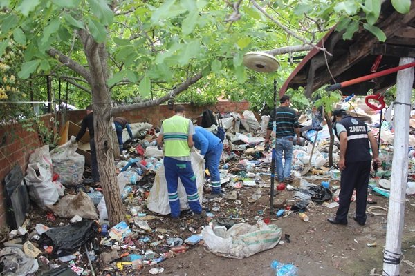 Edremit`te çöp evi belediye ekipleri temizledi