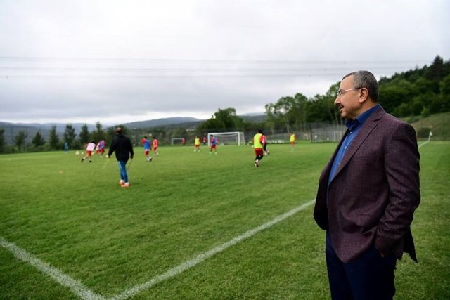 Başkan Erdem, şampiyon futbol takımını ziyaret etti