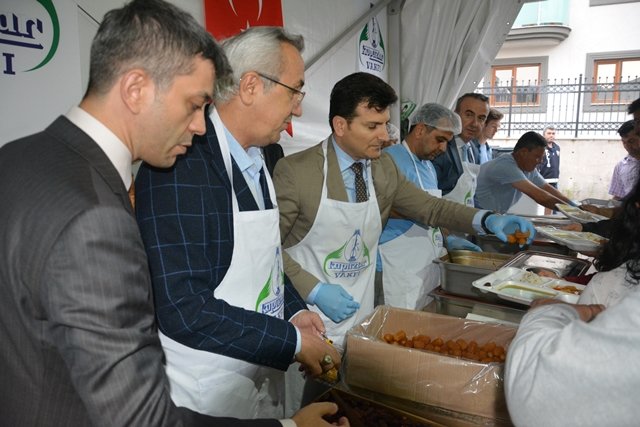 Sancaktepe Kaymakamı Adnan Çakıroğlu, iftar çadırında yemek dağıttı