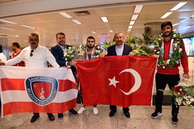 Avrupa Şampiyonu Sancaktepe Belediyesporlu Güreşçileri  tebrik ettiler