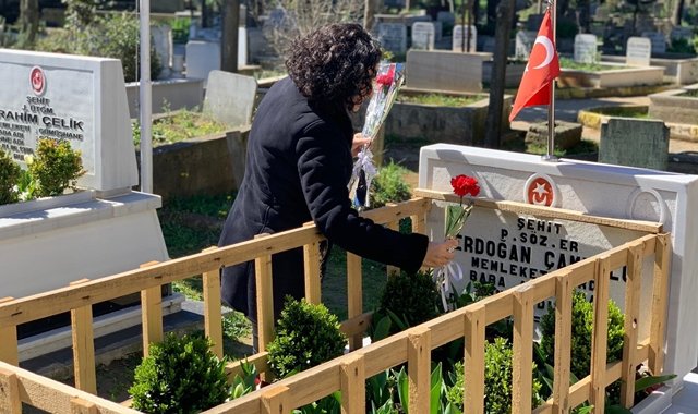 Özlem Uysal, Şehitlerimizin mezarlığını ziyaret etti karanfil bıraktı
