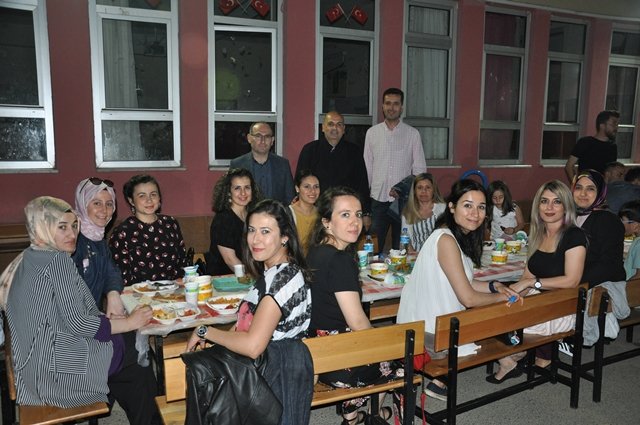 Sancaktepe Yenidoğan İlkokulu ve Ortaokulu öğretmenleri iftar yemeği düzenledi