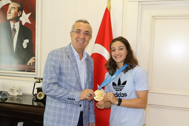 Avrupa Şampiyonu Milli Boksör Buse Naz, Kaymakam Çakıroğlu`nu ziyaret etti