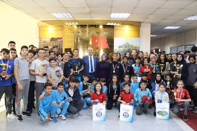 Sancaktepe`de Cumhuriyet Bayramı?nın Minik Şampiyonları Ödüllerini Aldı