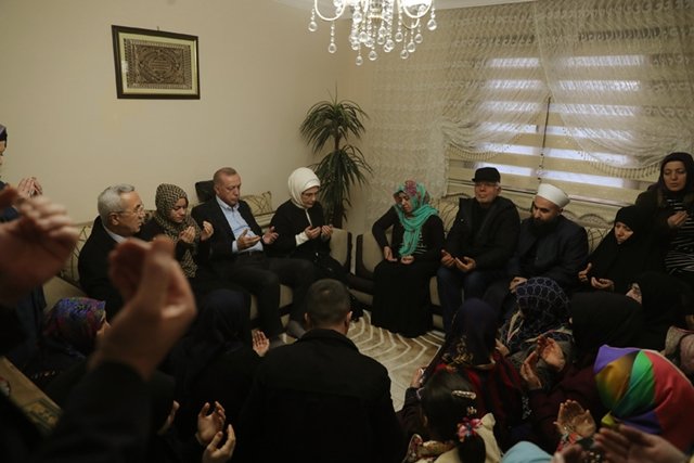 Cumhurbaşkanı Erdoğan`dan Sancaktepe`de İdlib şehidinin evine taziye ziyareti