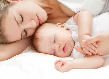 

Bebekle aynı yatakta uyumak ani ölüm riskini artırabilir

