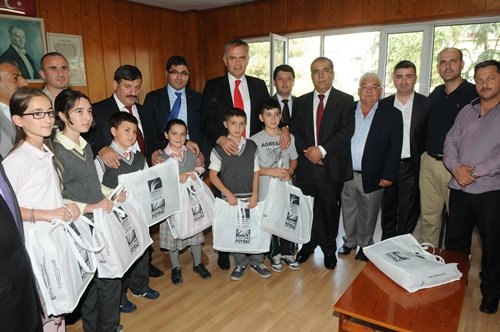 Çekmeköy Belediyesi öğrencileri hediyelerle karşıladı