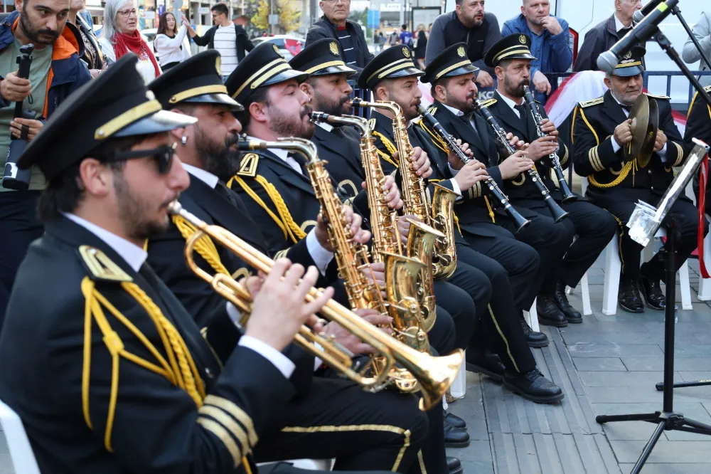 Cumhuriyet Bulvarı Ata’nın sevdiği şarkılarla çınladı