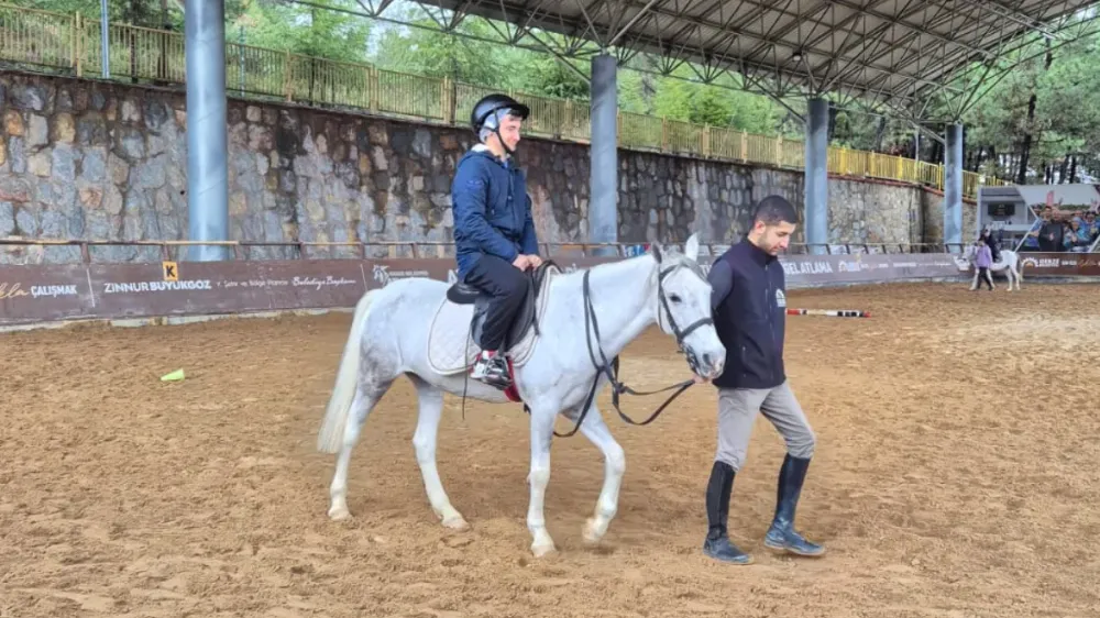 Gebzeli özel çocuklar atlı eğitim merkezini ziyaret etti