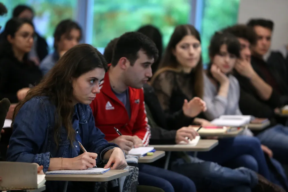 İnsan ve Toplum Bilimleri Fakültesi geniş kariyer fırsatları sunuyor!