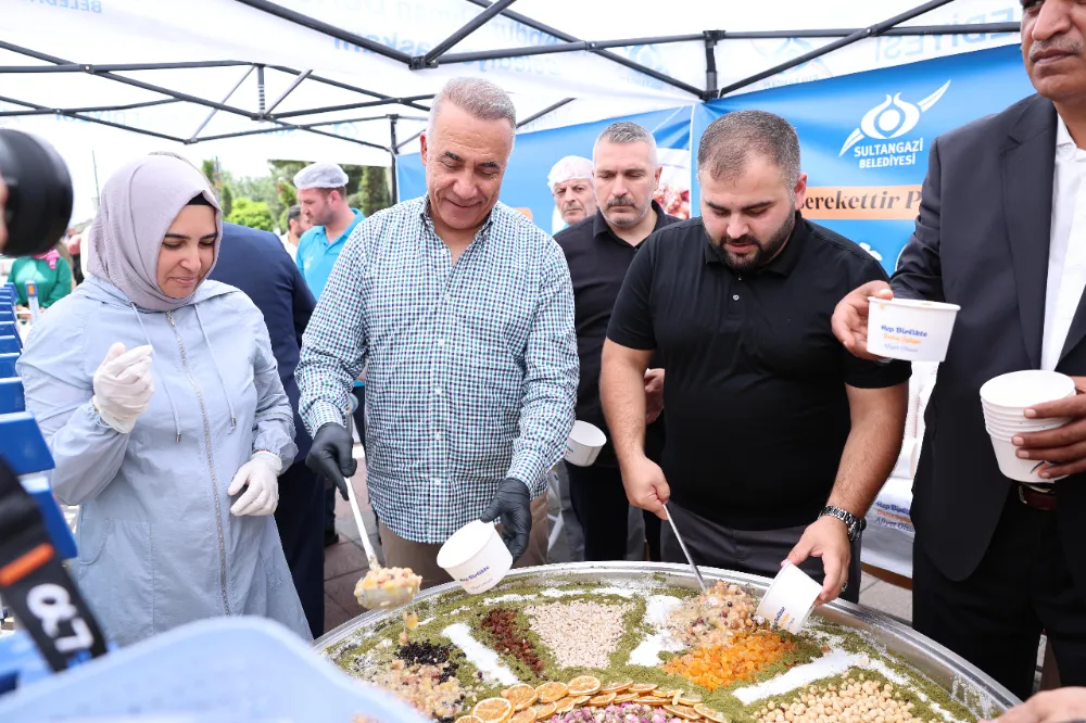 Sultangazililer Aşurenin Bereketini Paylaştı 