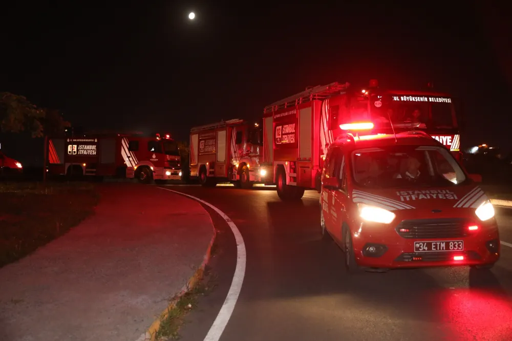 İSTANBUL İTFAİYESİ ÇANAKKALE VE İZMİR YANGINLARINA MÜDAHALEYE DESTEK VERDİ