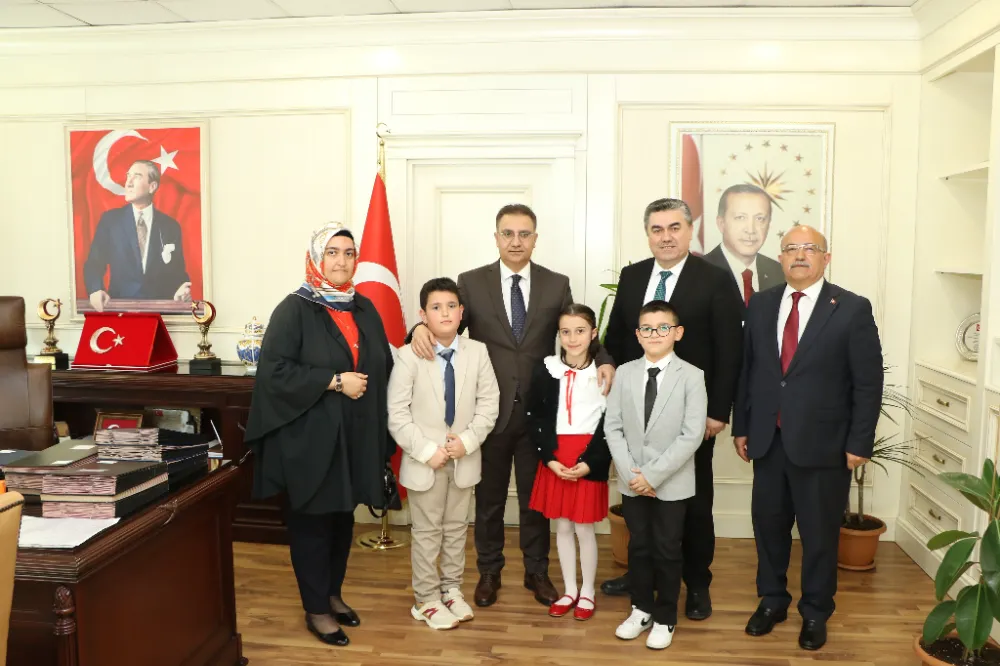 Sancaktepe Ahmet Keleşoğlu İlkokulu öğrencileri Sancaktepe Kaymakamı