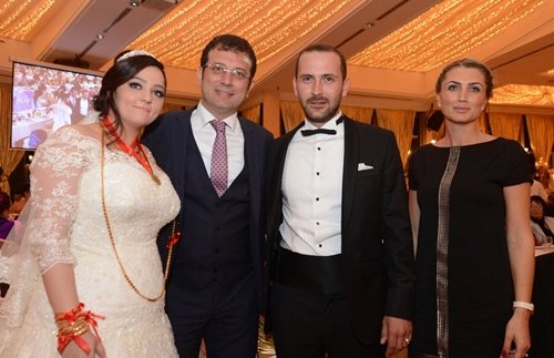 GENÇ ÇİFTİN MUTLULUĞUNU PAYLAŞTI