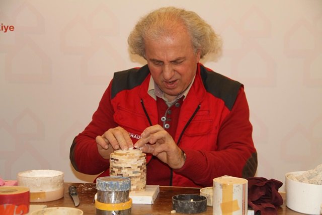 İşitmiyor, Konuşmuyor, Görmüyor ama muhteşem ahşap eserler üretiyor