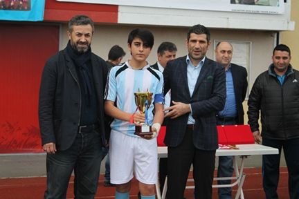 Sancaktepespor kupasını  Ustahabipoğlu?nun  elinden aldı