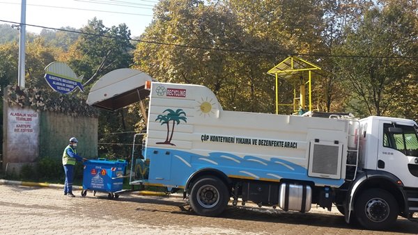 Kartepe?de konteynerler dezenfekte ediliyor