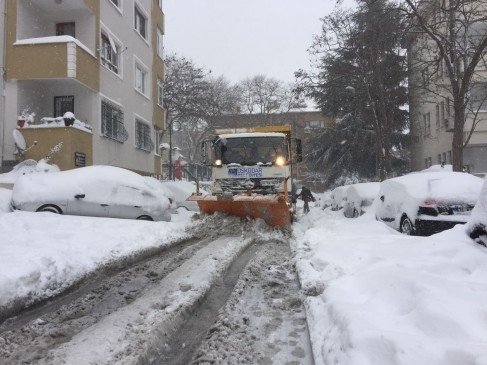 Üsküdar Belediyesi karla mücadeleye ara vermeden devam ediyor