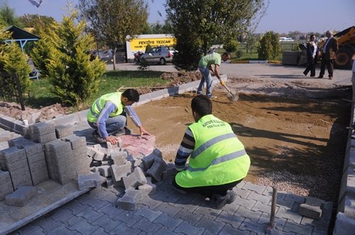  Kartepe?de okul otopark alanı düzenlemesi
